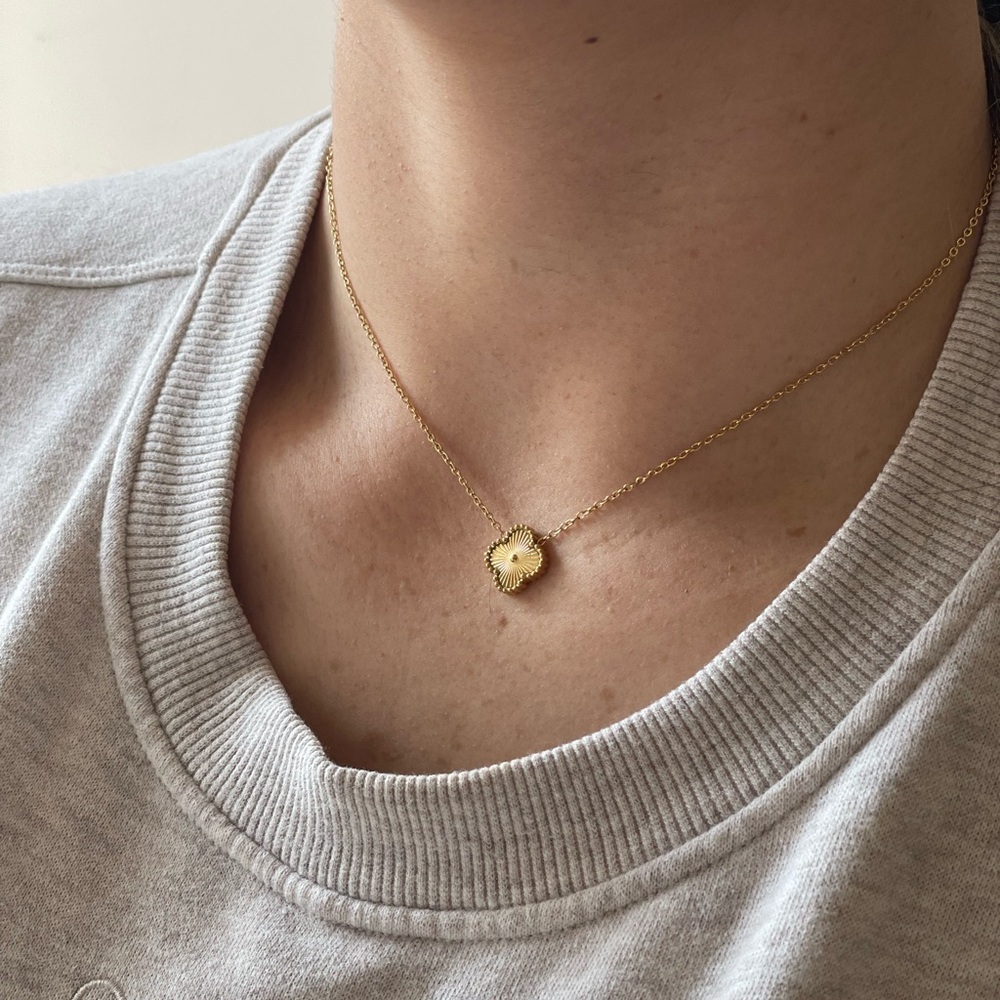 VINTAGE STYLE ALHAMBRA GOLD FOUR LEAF CLOVER PENDANT NECKLACE - Picture 2 of 7